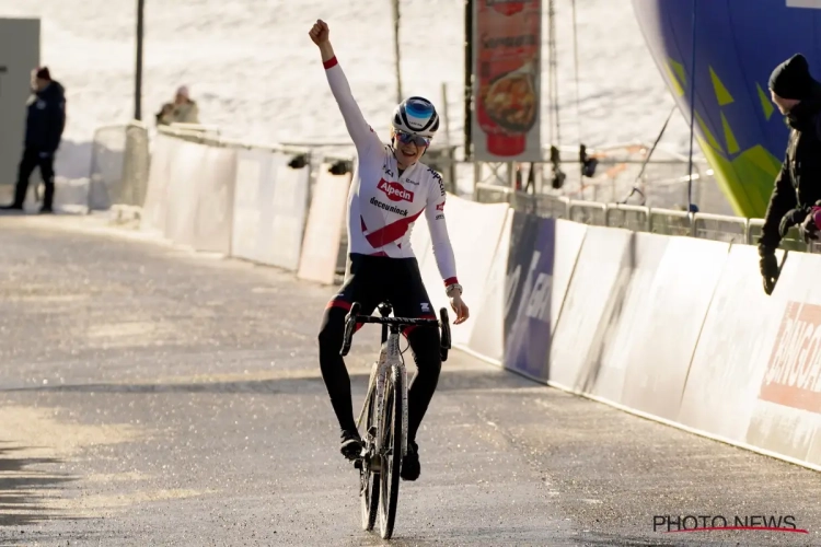 🎥 Lachende Puck Pieterse verkent de Strade Bianche: "Beter dan de Belgische wegen"