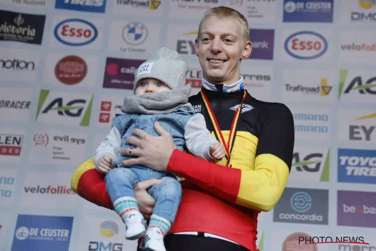 📷 Belgisch kampioen worden is ook gezinsgeluk tonen: Michael Vanthourenhout met zoontje op podium