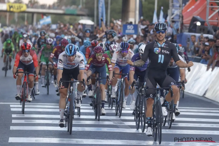 🎥 Evenepoel laat sprintersploegen even schrikken met late aanval, Welsford pakt tweede op zege op rij