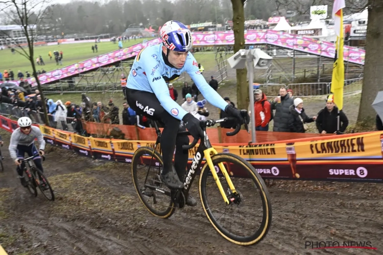 Wout van Aert zit ook nog na zijn derde plek op de fiets en verwijst naar zijn eerste grote liefde: "Veel schuine kanten"