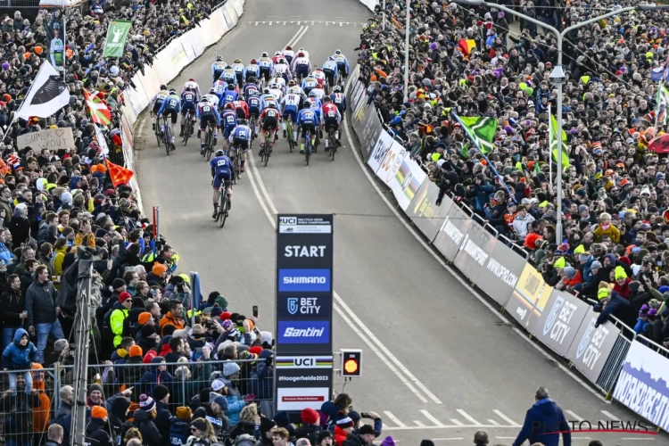 📷 Ware mensenzee van minstens 40 000 fans ziet zinderend duel Van der Poel-Van Aert in Hoogerheide