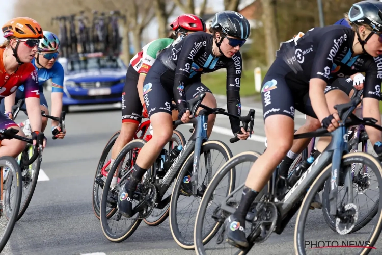 🎥 Supporter wil (zonder helm!) de held uithangen tijdens vrouwenkoers Brugge - De Panne en bekoopt dat zwaar