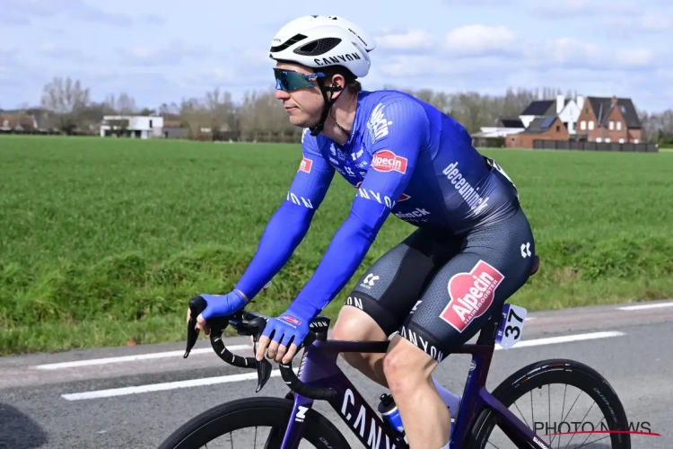 🎥 Favorieten voor het podium verliezen tijd door valpartij, renner van Alpecin-Deceuninck als schuldige aangewezen