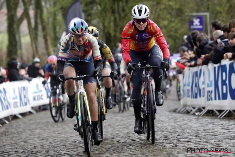 Kopvrouw is echte teamplayer: Lotte Kopecky beschermt solo van hardrijdster en viert met ploeg in Gent-Wevelgem