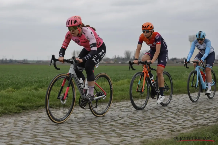 Verrassing bij de vrouwen: Alison Jackson profiteert van cruciale val bij de favorieten en wint Parijs-Roubaix