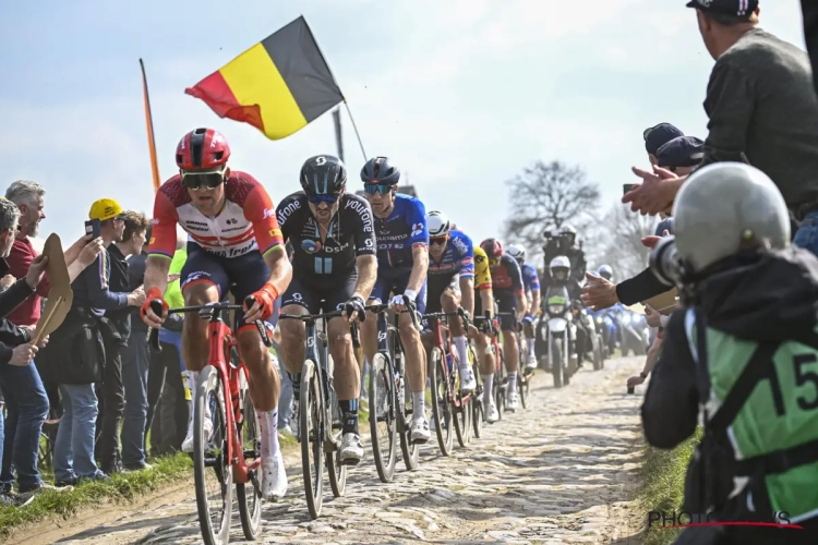 🎥 Unieke beelden uit Parijs-Roubaix: Enorm slagveld in het Bos van Wallers, Van Aert getroost door vrouw