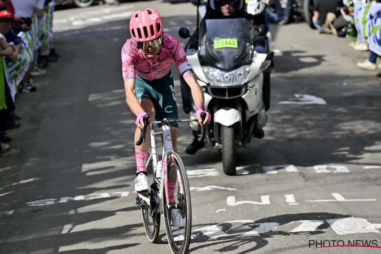 🎥 Simon Carr voert in de Ronde van de Alpen een straf nummertje op, de eindzege is voor Tao Geoghegan Hart