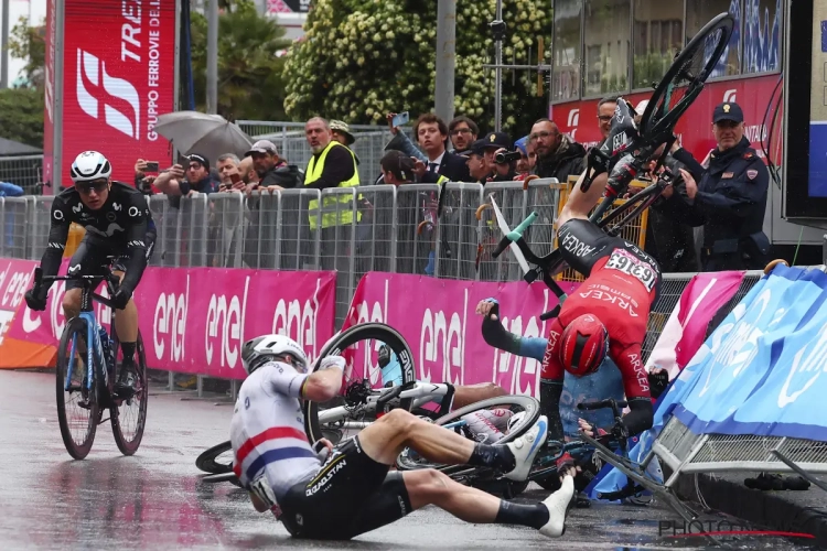 🎥 Het mirakel van Salerno: door Mark Cavendish tegen dranghekken gekatapulteerd, maar dan volgt fenomenale actie