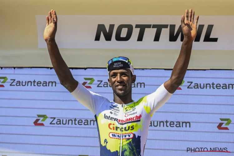 🎥 Uitzinnige fans bestormen Biniam Girmay na ritwinst in Zwitserland, Eritreeër heeft nog een boodschap voor hen