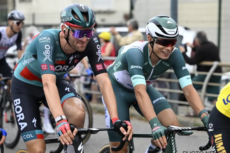 🎥 Tadej Pogacar animeert de slotetappe, Jordi Meeus klopt Jasper Philipsen op de Champs-Élysées in machtige sprint