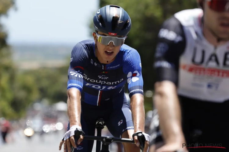 🎥 Pijnlijk! Renner sprint voor de zege in de Tour de l'Ain en komt zwaar ten val