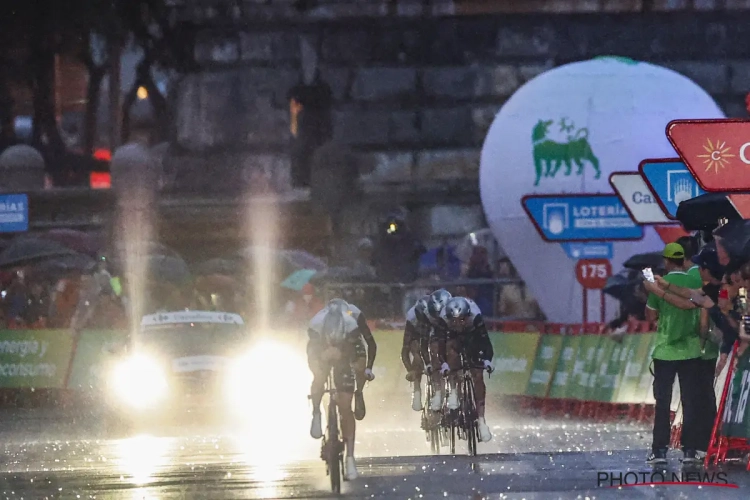 Concurrent van Remco Evenepoel in de Vuelta komt in de ploegentijdrit goed weg en voorkomt onnodig tijdverlies