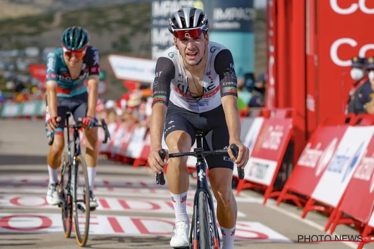 Favoriet voor de eindzege komt in de Vuelta opnieuw ten val: "Mijn beenspier zwol volledig op"