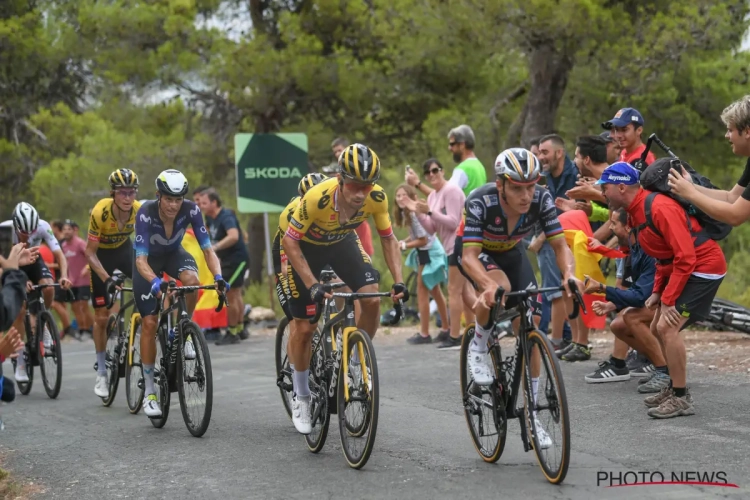 Evenepoel deelt klein steekje uit aan Roglic na chaotische etappe in de Vuelta