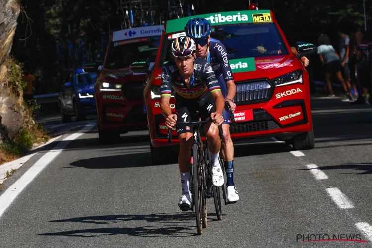 Kompaan geeft Evenepoel verfrissend gebaar maar moet zelf op kin kloppen wanneer duo verzorgers topteam passeert