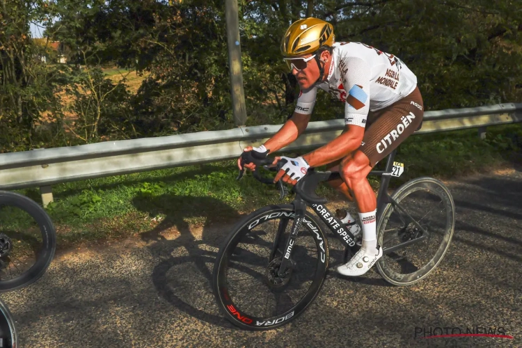 Greg Van Avermaet speelt geen rol van betekenis in laatste profkoers en uit kritiek: "Moeten ze herbekijken"