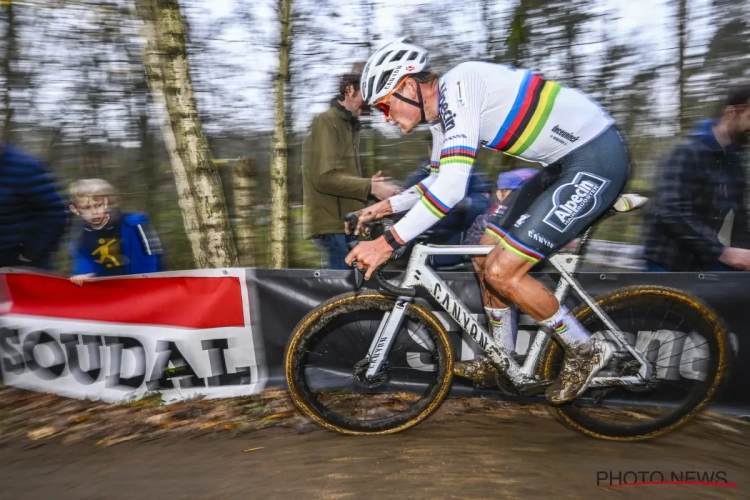 📷 Mathieu van der Poel gaat vader Adrie achterna: "Vriendin Roxanne is geen fan"