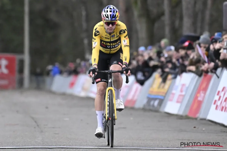 📷 Ex-wereldkampioenen onder elkaar: Niels Albert schiet Wout van Aert te hulp