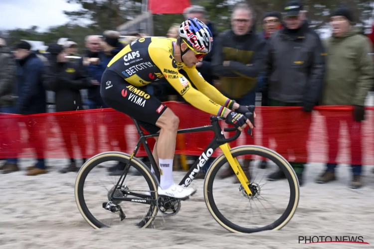 Mathieu Van der Poel veel te sterk voor Wout van Aert: "Maar de Paterberg is nog ver"