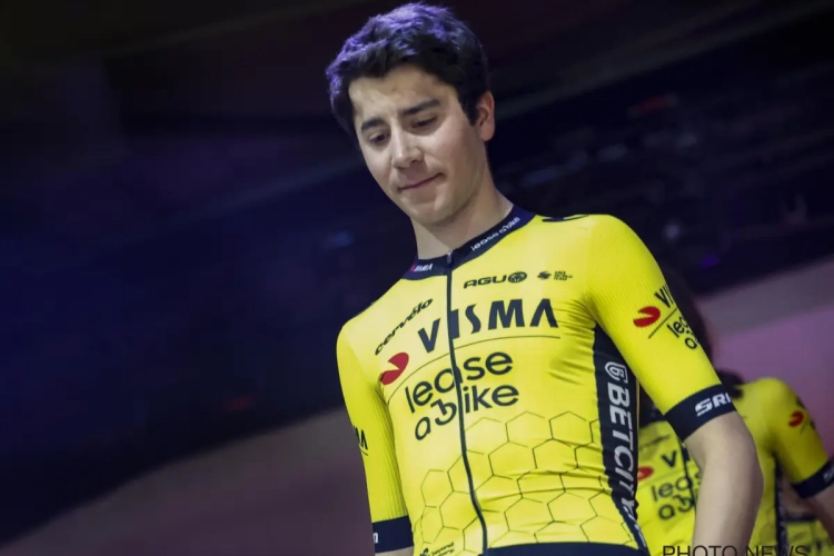 Eindelijk terug een glimlach? Cian Uijtdebroeks heeft wat te zeggen voor de start van de etappe in de Vuelta zaterdag