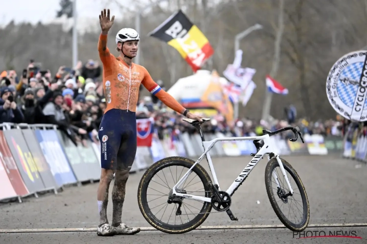 Mathieu van der Poel pakt zijn zesde wereldtitel veldrijden, Vanthourenhout redt Belgische eer