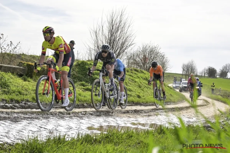 🎥 "Het lijkt wel Domino Day": spectaculaire crash van alle favorieten in 'Mini-Roubaix' helpt ex-poulain Lefevere aan zege tegen kleinzoon Benoni Beheyt