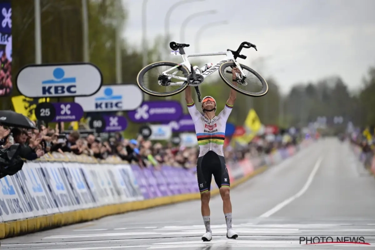 Mathieu van der Poel gelauwerd en ontvangt mooie prijs voor zijn waanzinnig jaar in de regenboogtrui