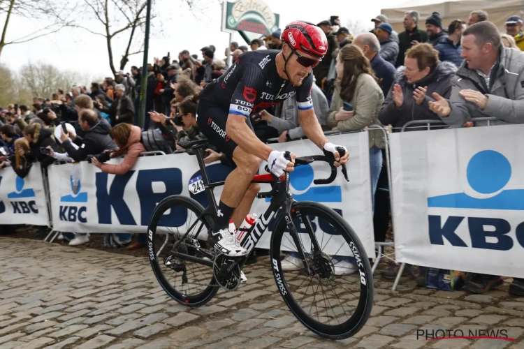 📷 Matteo Trentin schrikt van wat hij op zijn hotelkamer krijgt in de Giro