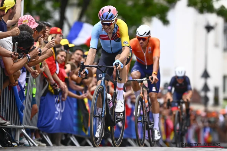 Van Aert valt en rijdt verkeerd, maar mag zich op de borst kloppen dat hij Van der Poel aankon: "Het ziet er lullig uit"