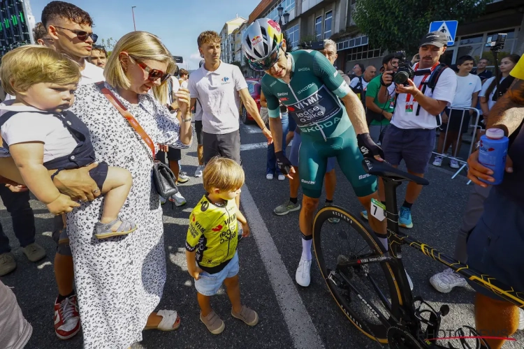 🎥 "Dit is extra speciaal": zoontje Georges heeft bijzondere vraag voor papa Wout na zijn derde zege in de Vuelta