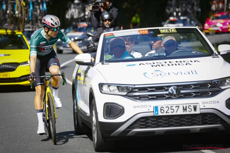 📷 Paniek in de Vuelta: Wout van Aert duikt op bij wagen van koersdokter met groot verband