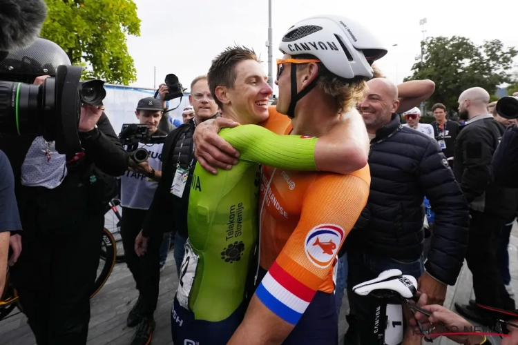 Mathieu van der Poel verklapt wat hij zei tegen Tadej Pogacar na de aankomst van het WK