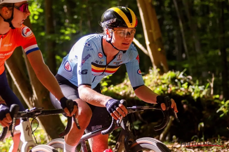 Lotte Kopecky reageert op hulpmiddeltje dat Marianne Vos tijdens WK gravel had