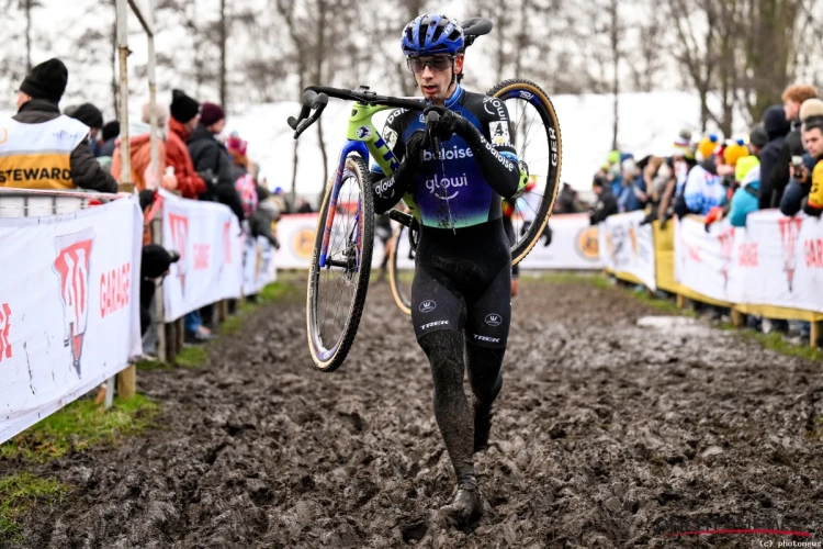 🎥 Schokkend moment! Van der Haar doet het opnieuw en duwt schouder in de kom op aparte wijze: "Chirurg op de fiets"