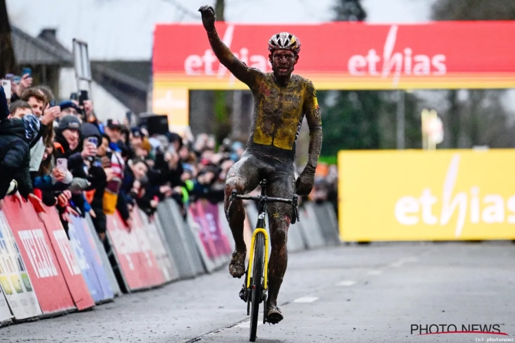 Waarom niet, als we toch vol modder hangen? Wout van Aert haalt ook na de cross grap uit, organisatielid doet graag mee