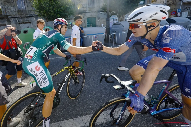 Ploegmaat Van der Poel geeft zijn mening over Van Aert: "Misschien niet slim, maar..."