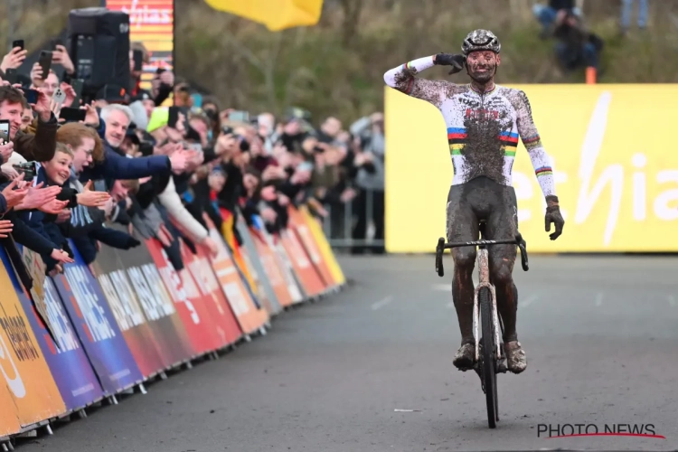 🎥 Remco Evenepoel krijgt hulp van Mathieu van der Poel voor mooi verjaardagscadeau