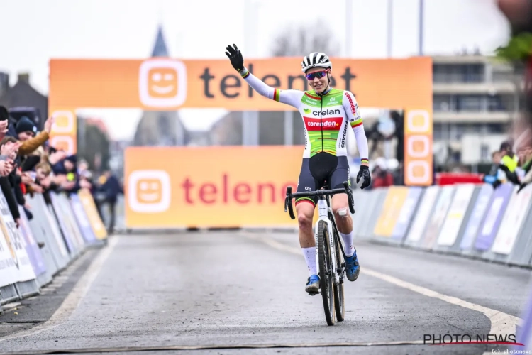 🎥 Met mooie boodschap van Van der Poel: afscheidnemende Cant prachtig in de bloemetjes gezet