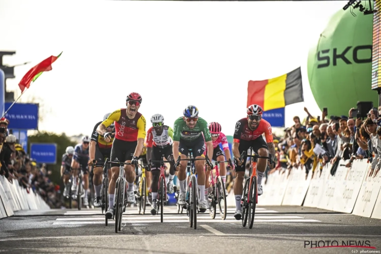 🎥 Kwakken ze tegen elkaar en blijft het reglementair? Van Aert en Belgische triomfator geven hun versie van de feiten