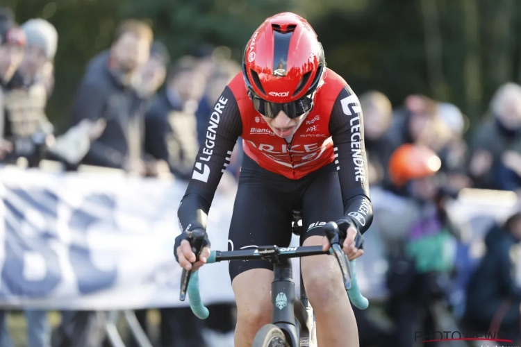 Peloton miskijkt zich gruwelijk op vroege vlucht: de Belgische(!) winnares van de Omloop is zo mogelijk een nog grotere verrassing