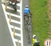 ? Van Aert knalt op seingever en duikt de gracht in