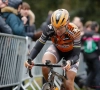 Chantal Blaak rondt indrukwekkende solo af en wint voor derde keer 'GP Samyn voor vrouwen', Kopecky mag mee op het podium