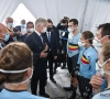 Koning Filip spreekt Belgische ploeg en wereldkampioen Martin toe na WK mixed relay te volgen met Eddy Merckx