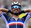 Julian Alaphilippe showt zijn nieuwe regenboogtrui woensdag in Italiaanse koers