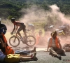 📷 Deze protestactie met vastgelijmde klimaatactivisten legde de tiende etappe in de Tour de France even stil