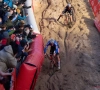 🎥 Zand van Zonhoven zorgde voor de nodige uitdaging: bekijk de valpartijen van Mathieu van der Poel