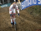 Mathieu van der Poel heeft het twee ronden moeilijk, maar doet Wout Van Aert in het zand bijten na ware demonstratie