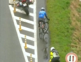 ? Van Aert knalt op seingever en duikt de gracht in