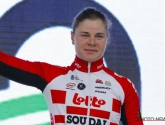 Lotte Kopecky op het podium in Brugge-De Panne, Kirsten Wild  de snelste van het pak