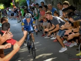 🎥 ONWAARSCHIJNLIJK: Remco Evenepoel ontsnapt aan botsing met onoplettende fietser in volle finale 